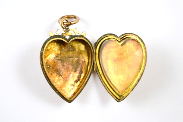 A Victorian 9ct gold fronted heart shaped locket, with scroll bale, 4cm x 2.5cm - Image 2 of 2