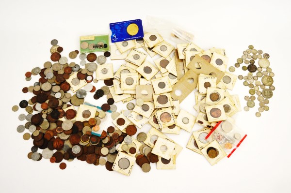 A collection of British and world coins, some in cardboard presentation sleeves, a quantity of loose