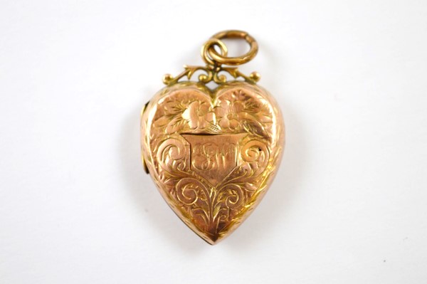 A Victorian 9ct gold fronted heart shaped locket, with scroll bale, 4cm x 2.5cm