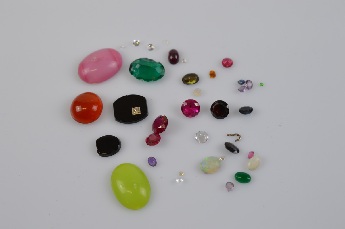A small collection of loose gem stones, including precious opal, onyx and diamond barrel cut tablet, - Image 2 of 2