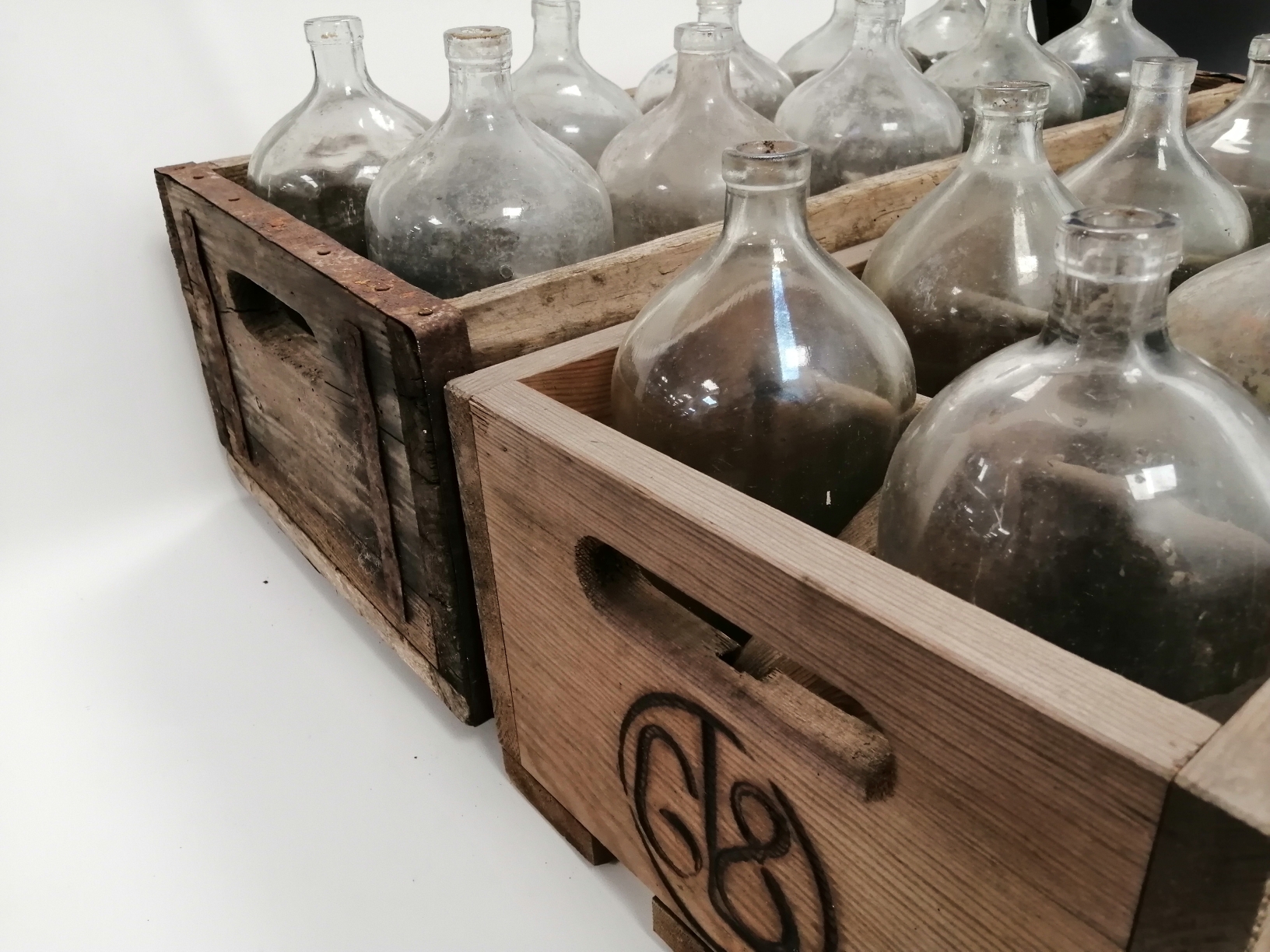 Two vintage wooden crates, each with ten compartments housing ten glass bottles, the metal mounted - Image 2 of 3