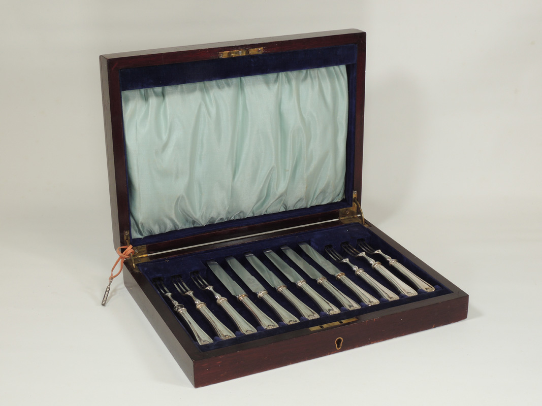 A canteen of silver handled fruit knives and forks, consisting of six knives and six forks, retailed - Image 2 of 7