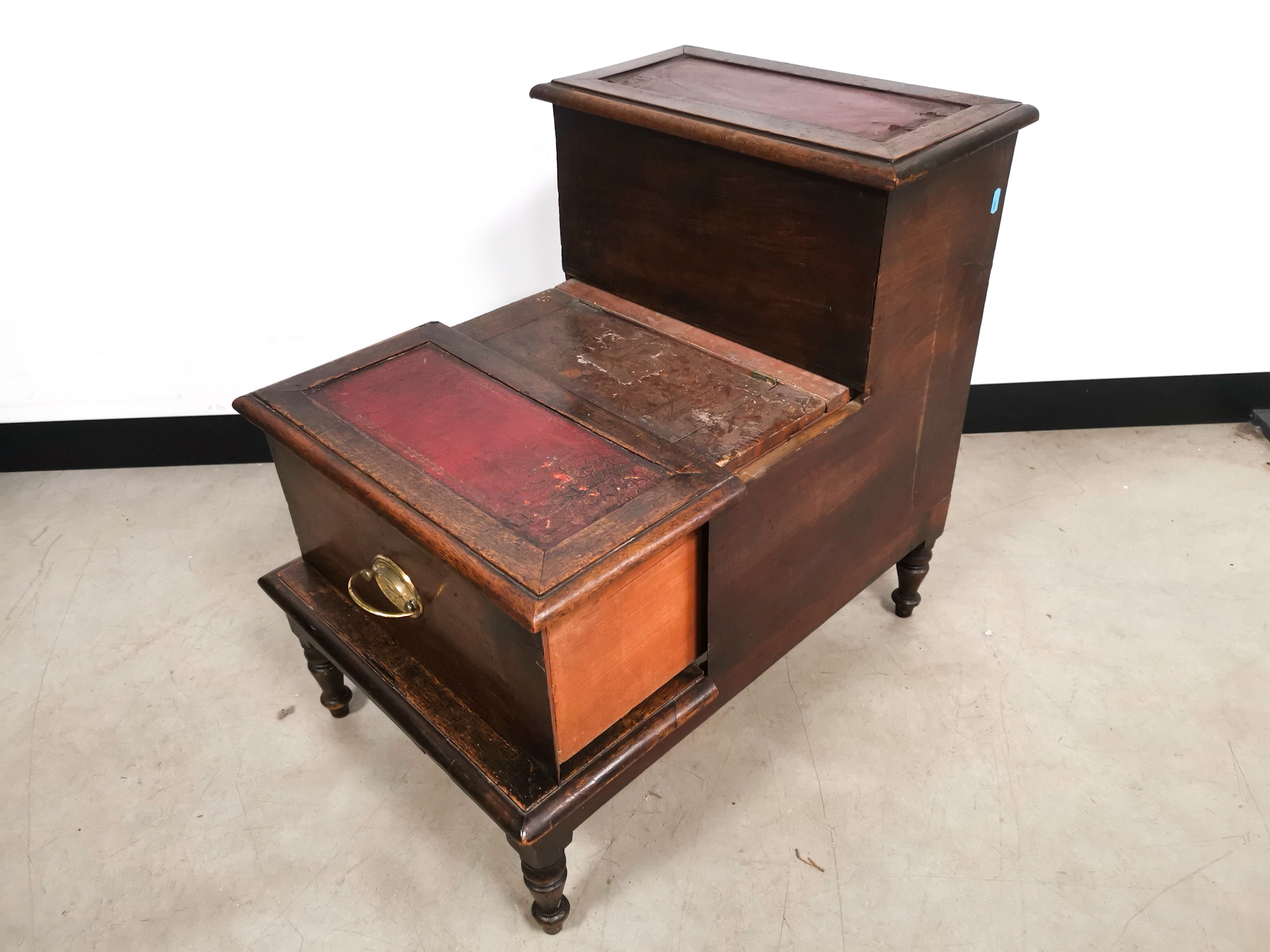 Mahogany leather topped library step, with central pull out storage compartment. - Image 3 of 6