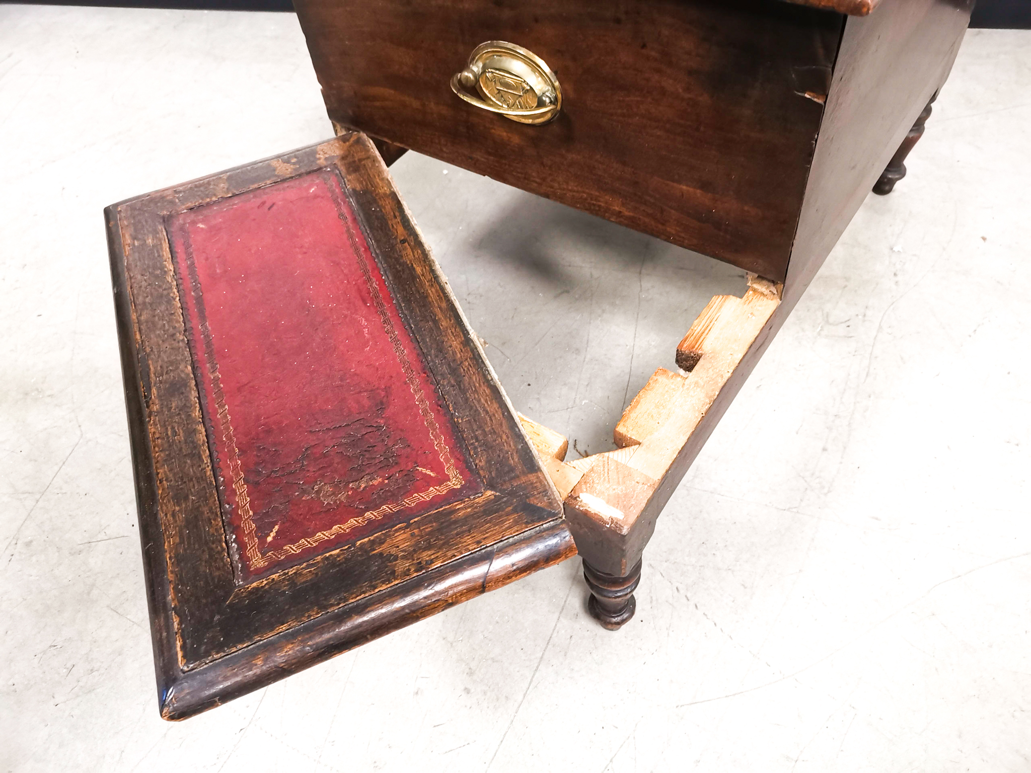 Mahogany leather topped library step, with central pull out storage compartment. - Image 5 of 6