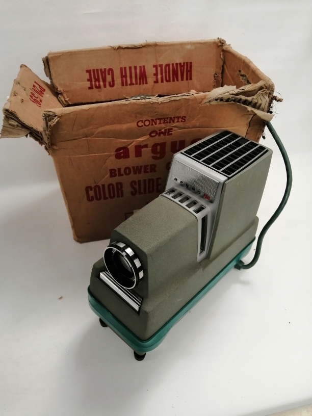 A Hanimex Argus 500 slide projector, produced in Australia, 23cm x 28cm x 12cm