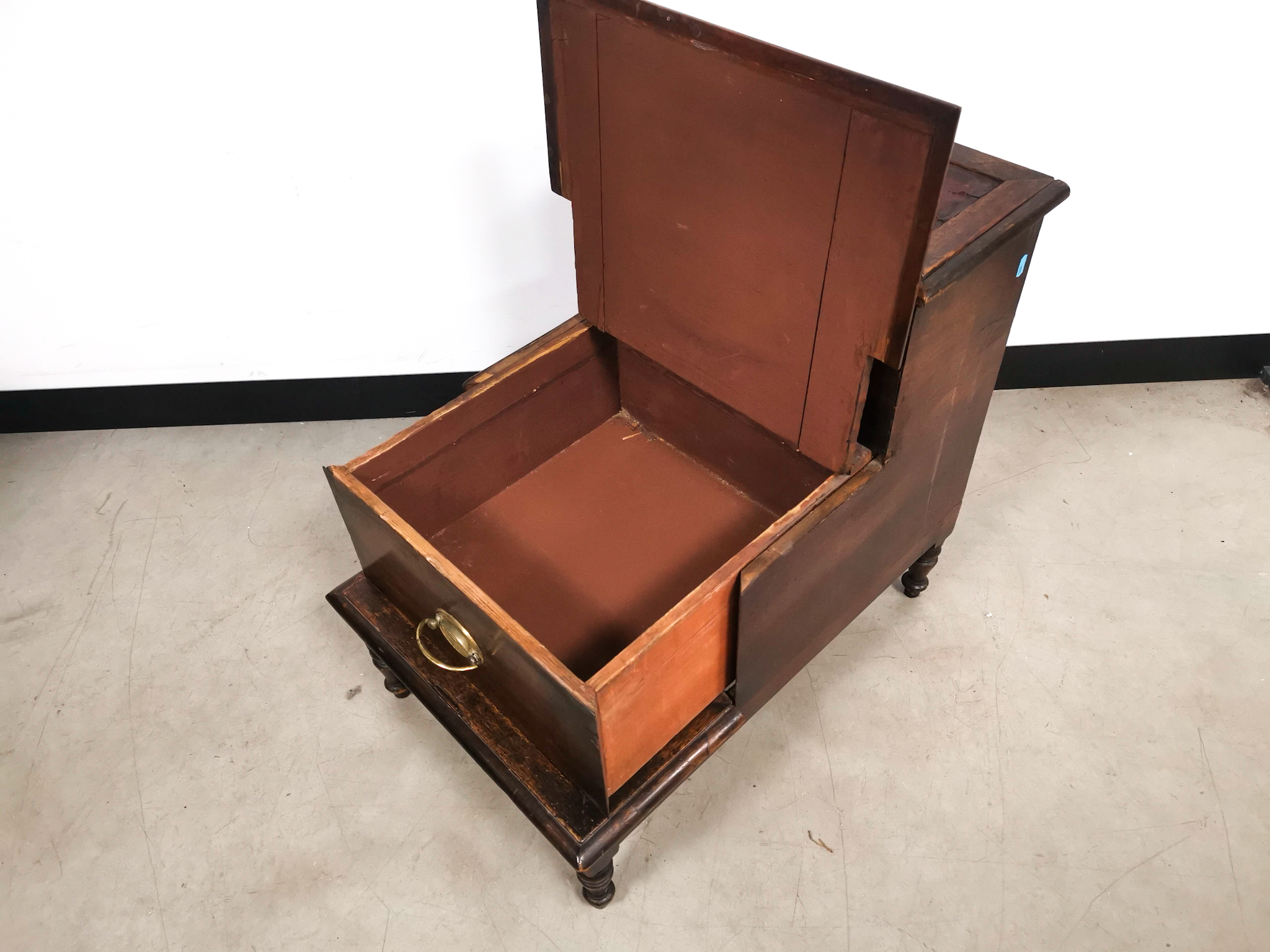 Mahogany leather topped library step, with central pull out storage compartment. - Image 4 of 6