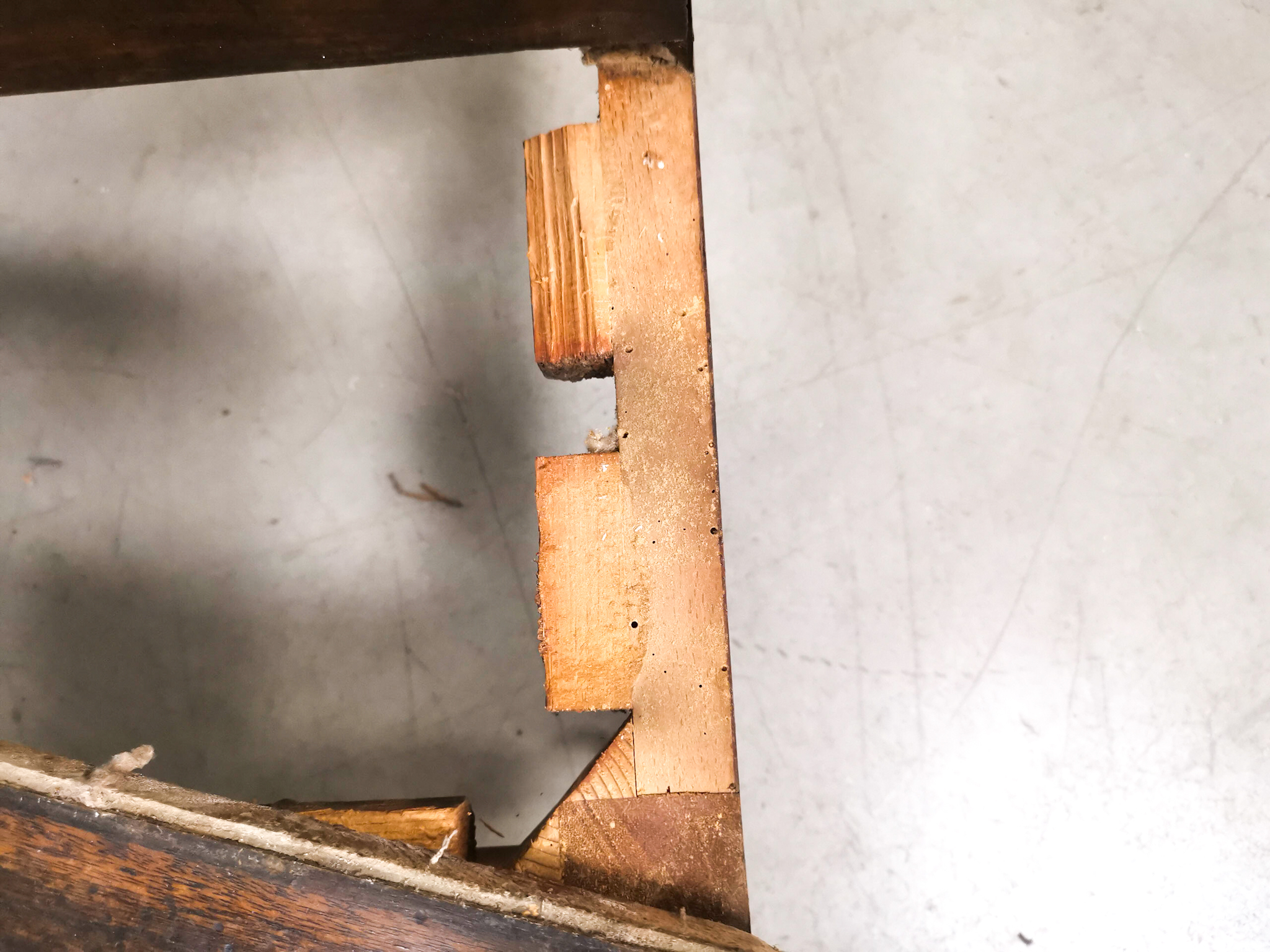 Mahogany leather topped library step, with central pull out storage compartment. - Image 6 of 6