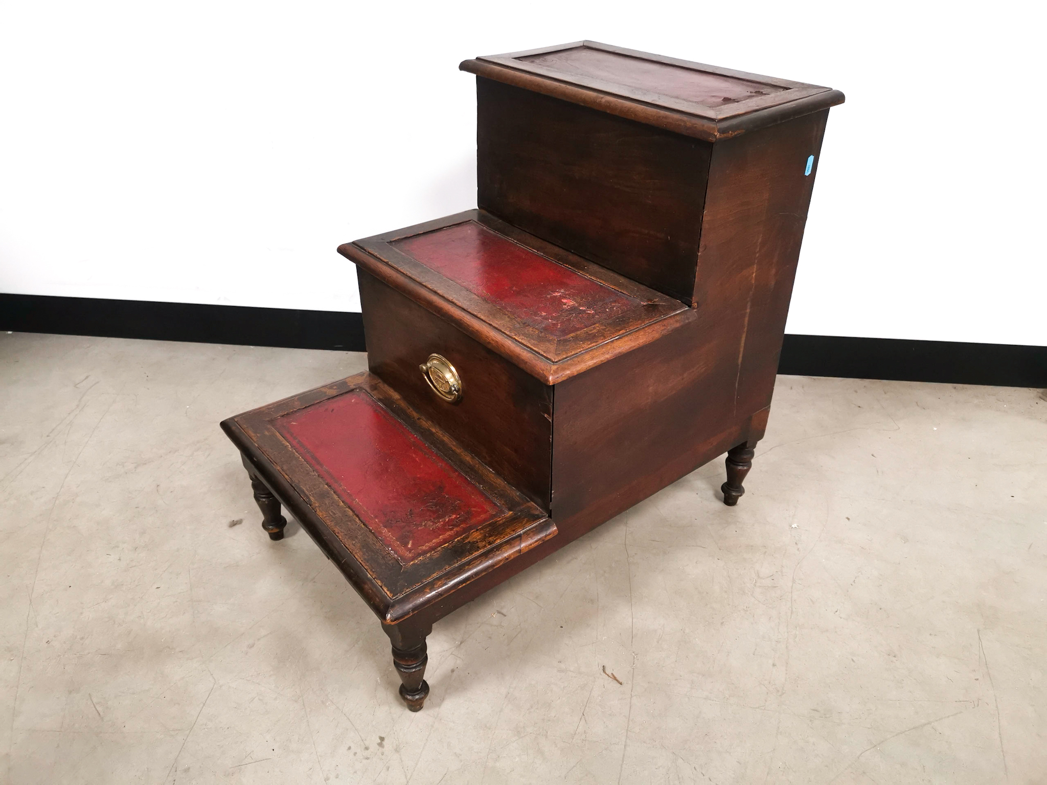 Mahogany leather topped library step, with central pull out storage compartment. - Image 2 of 6