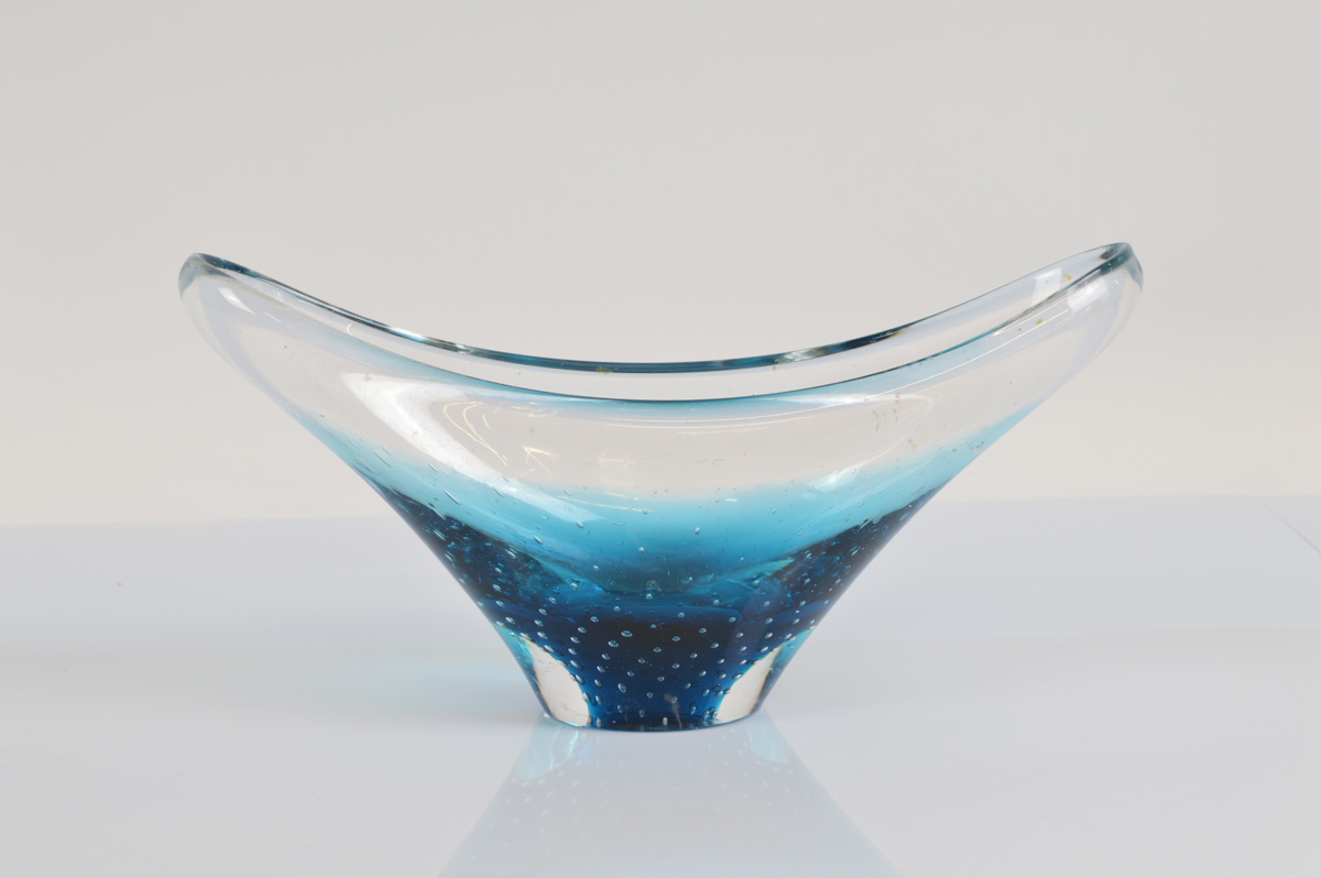 A modern Italian glass centrepiece fruit bowl, 37cm wide.