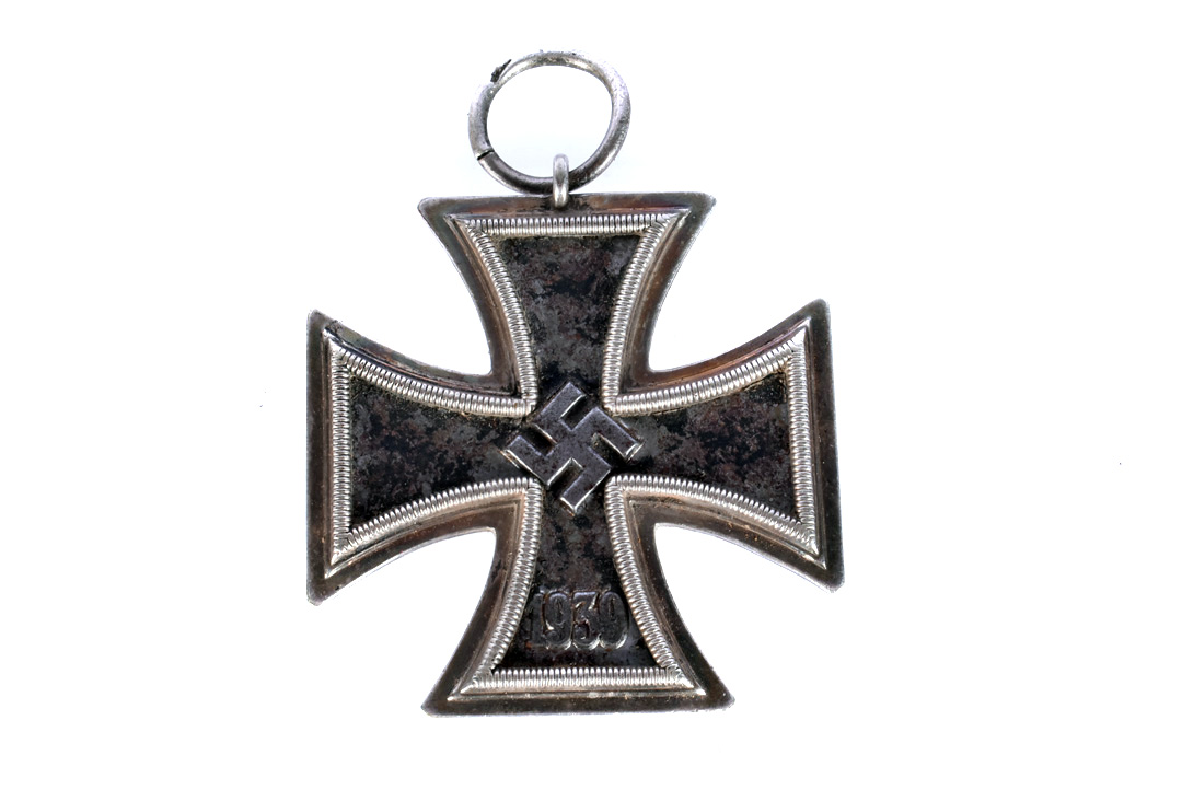 A WWII German Iron Cross 2nd Class, two piece construction with magnetic centre, indistinctly marked - Bild 2 aus 9