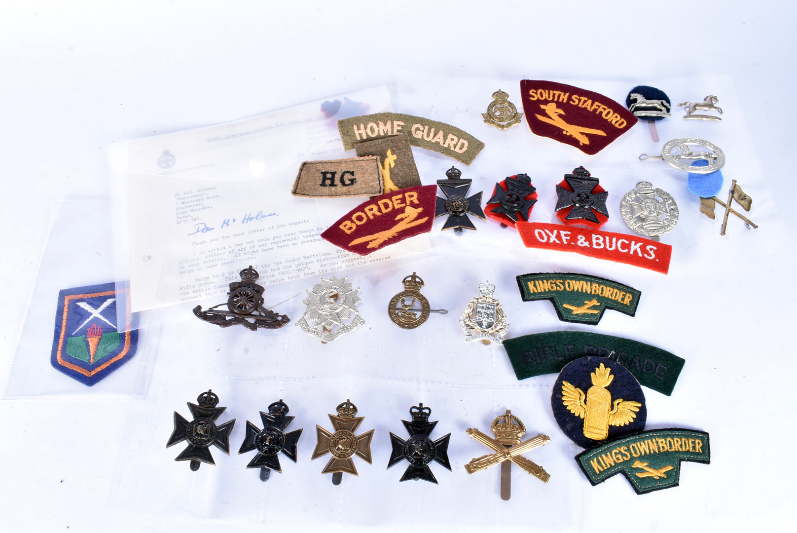 A collection of British cap and cloth badges, to include the Machine Gun Corps, Bedfordshire & - Bild 3 aus 3