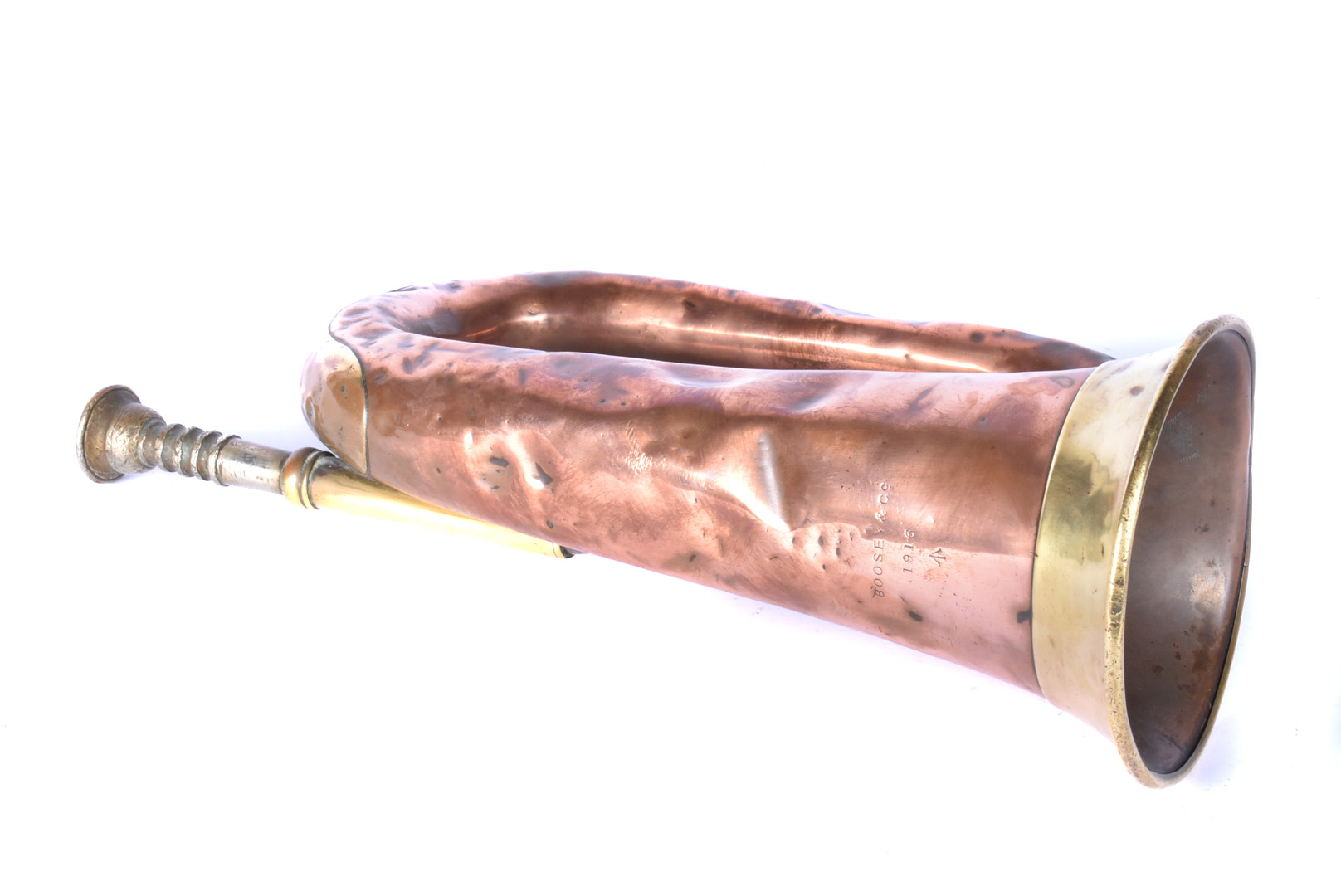 A WWI military issue copper and brass bugle, by Boosey & Co, dated 1916, marked with broad arrow, in - Bild 2 aus 6