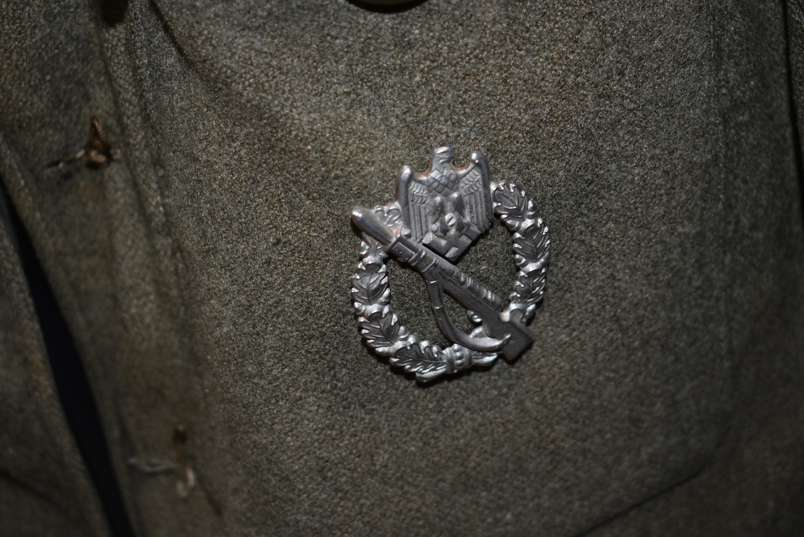 A German Army-Style Jacket, in green Khaki, with cloth eagle and swastika badge, Infantry Assault - Bild 10 aus 21