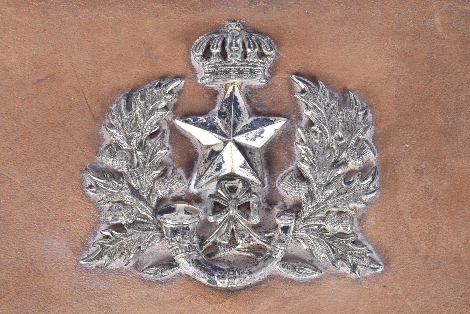 A Cameroons Royal Scottish Regiment dress pouch, the brown leather pouch with white-metal badge to - Bild 6 aus 15