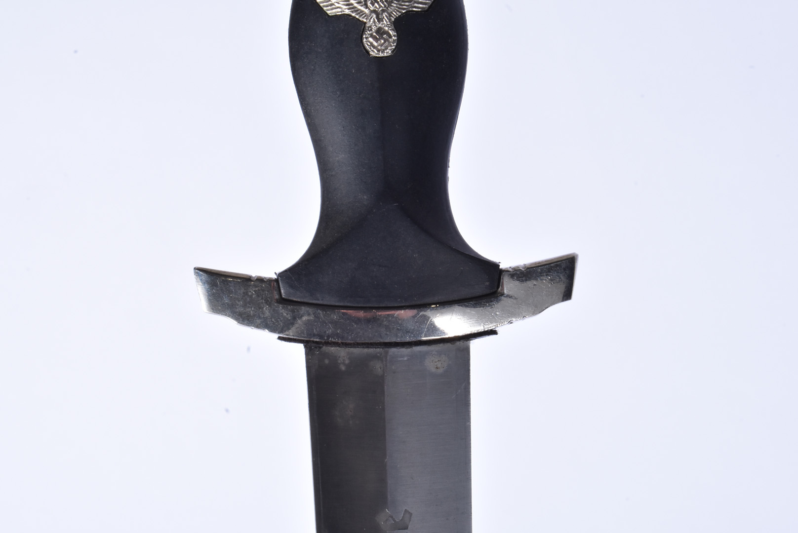 A German Third Reich-style dagger, in black, blade stamped RZM M7/36 to one side and 'Meine ehre - Image 6 of 18
