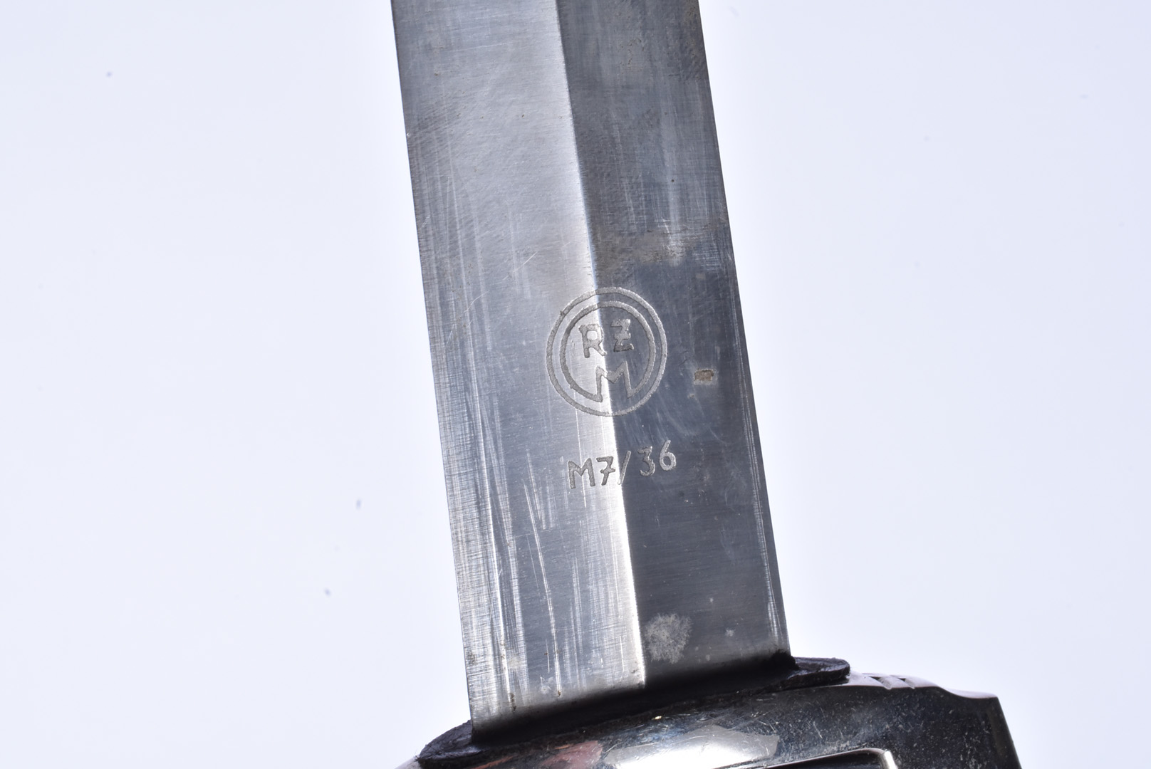 A German Third Reich-style dagger, in black, blade stamped RZM M7/36 to one side and 'Meine ehre - Image 8 of 18