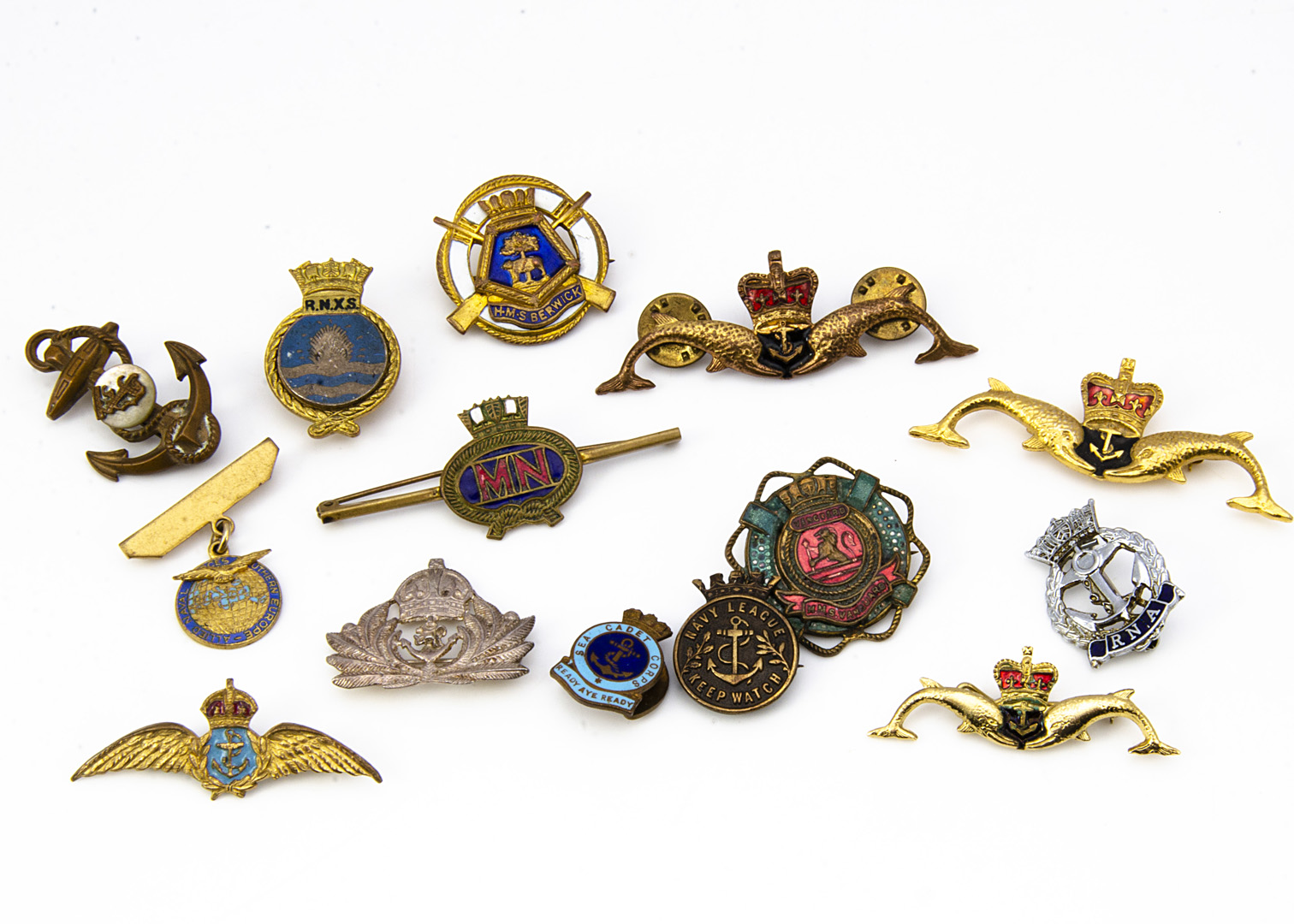 An assortment of gilt and white-metal Naval sweetheart brooches, to include Sea Cadet Corps, - Bild 2 aus 3