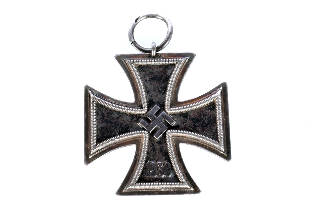 A WWII German Iron Cross 2nd Class, two piece construction with magnetic centre, indistinctly marked - Bild 3 aus 9
