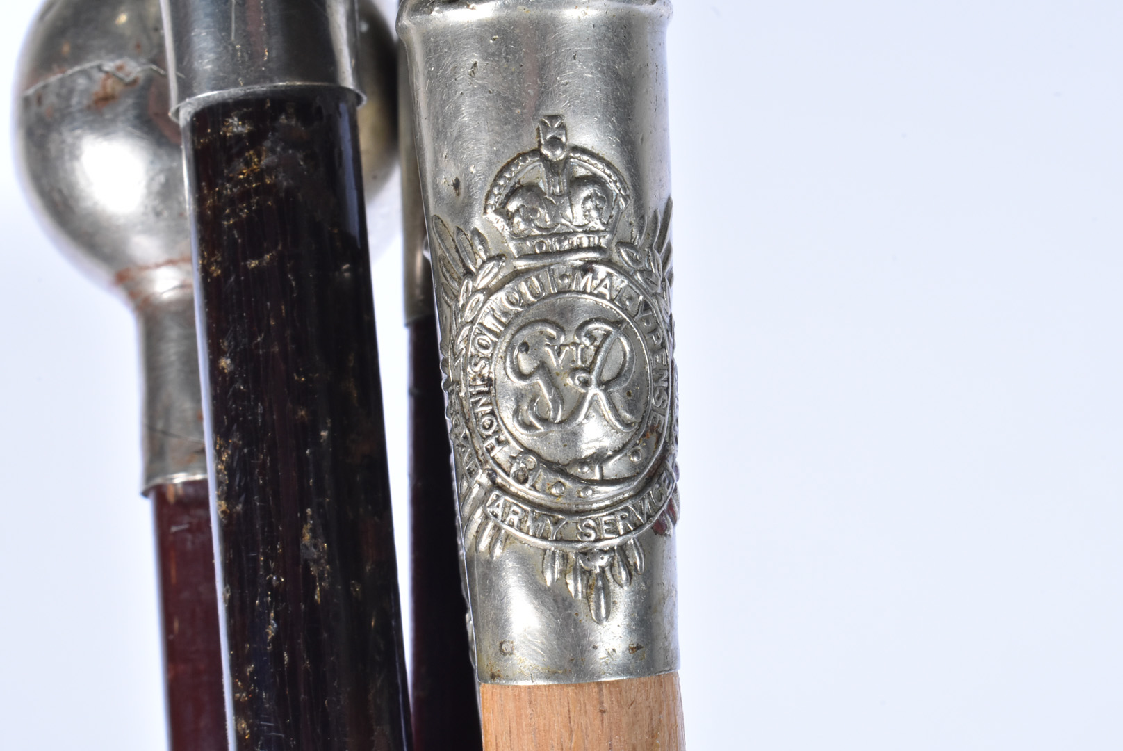 A group of five Regimental Swagger Sticks, all with white-metal top, comprising Royal Army Service - Bild 19 aus 21