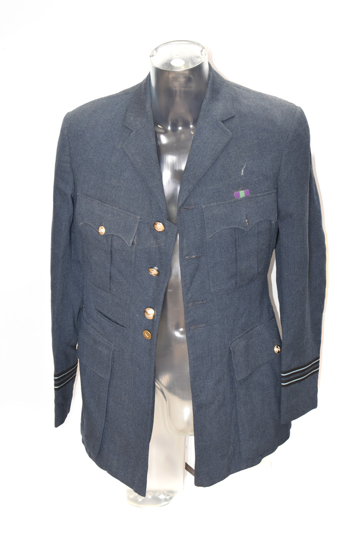 A British Royal Air Force uniform jacket, with Flight Lieutenant's stripes to cuffs, together with a - Bild 3 aus 6