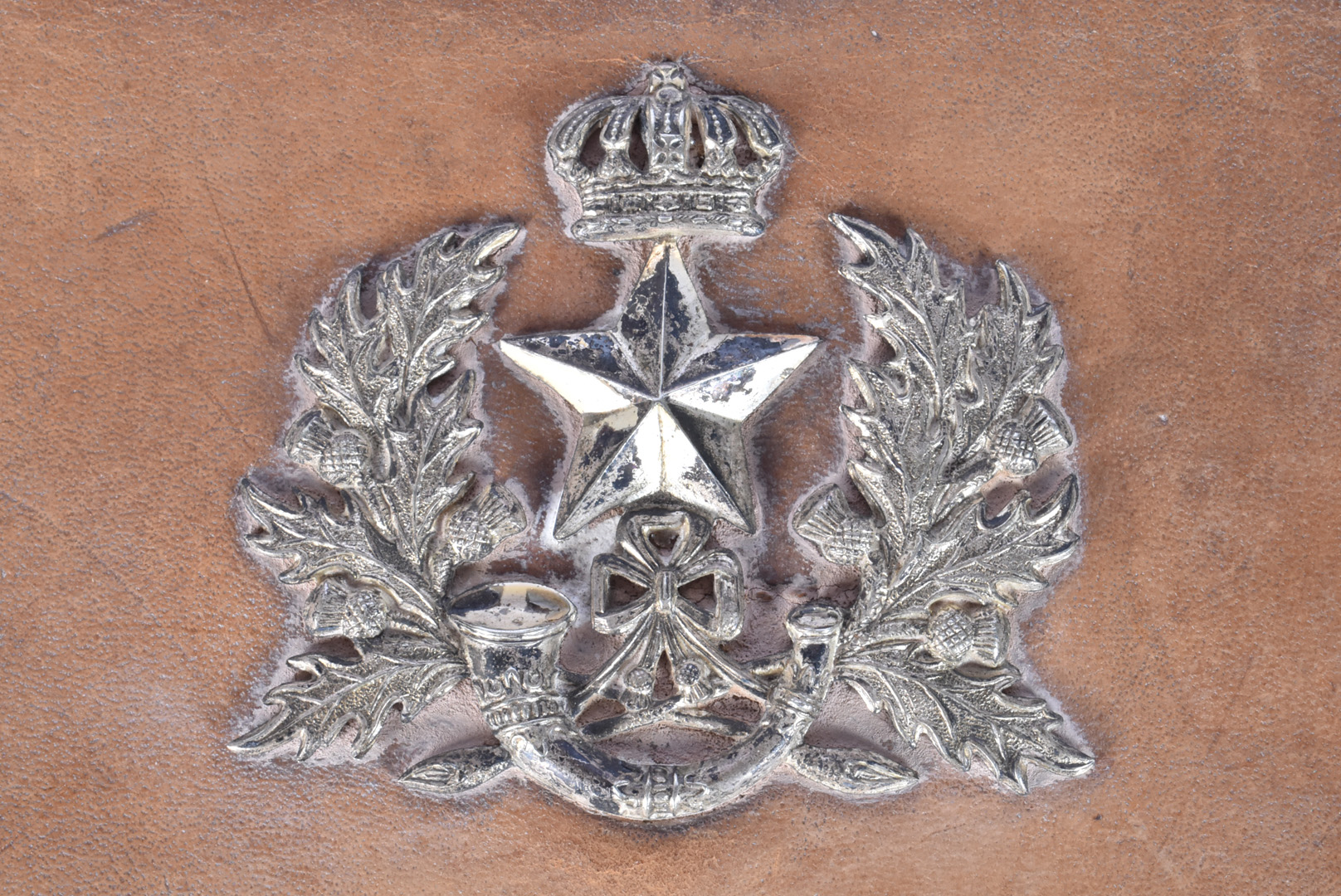 A Cameroons Royal Scottish Regiment dress pouch, the brown leather pouch with white-metal badge to - Bild 5 aus 15