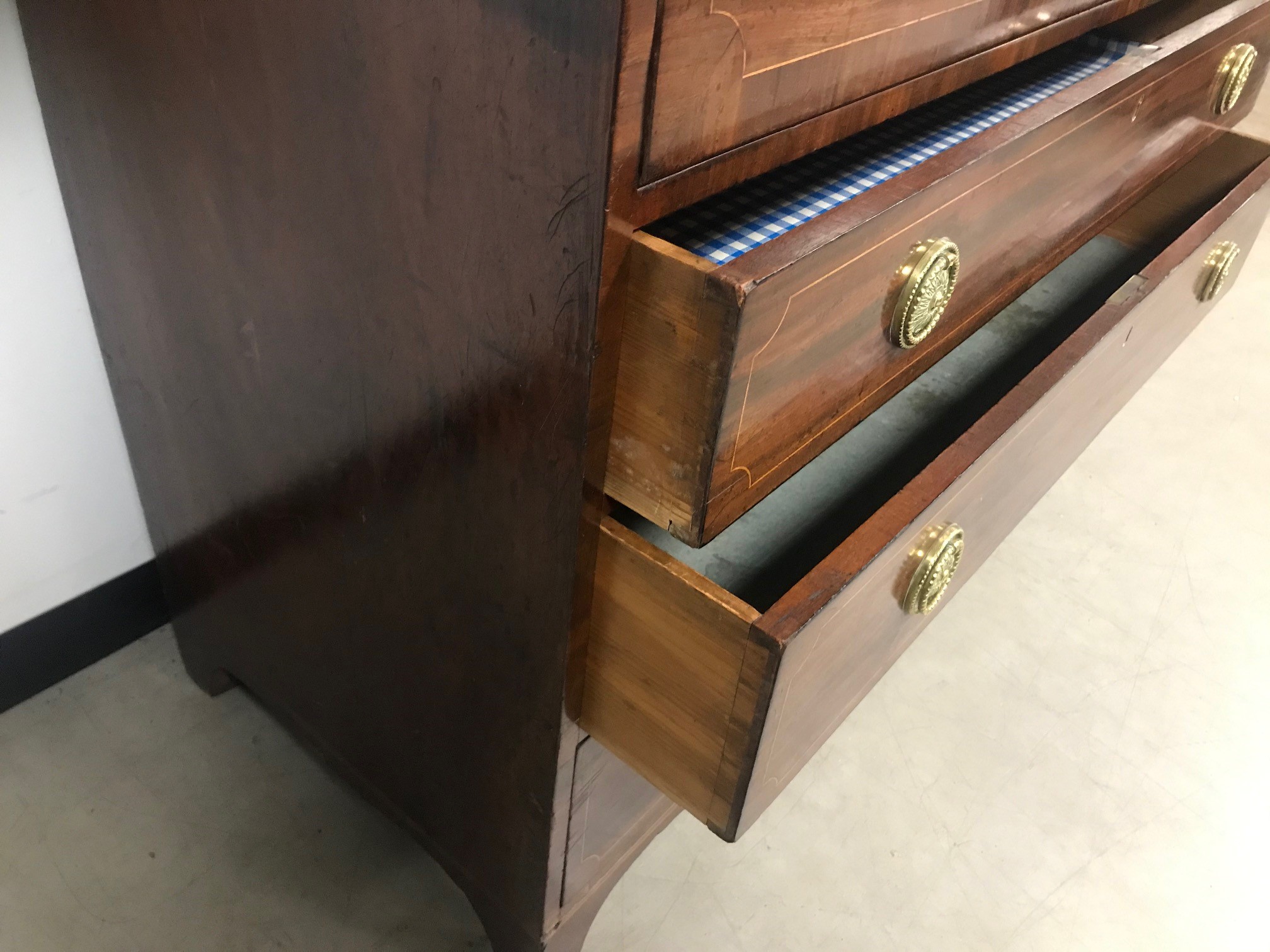 A late Georgian mahogany secretaire linen chest, having upper section with panel doors above - Image 4 of 4