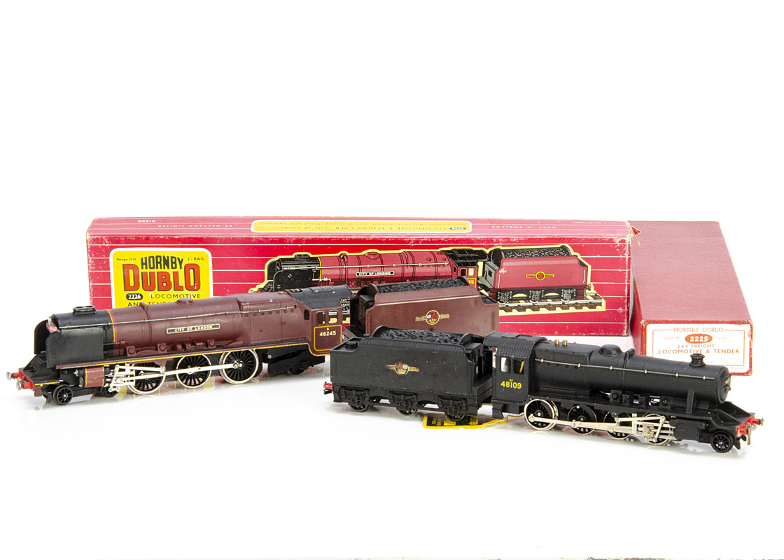 Boxed Hornby-Dublo 00 gauge 2-rail Steam Locomotives, ref 2225 '8F' no 48109 in BR black, G-VG, a