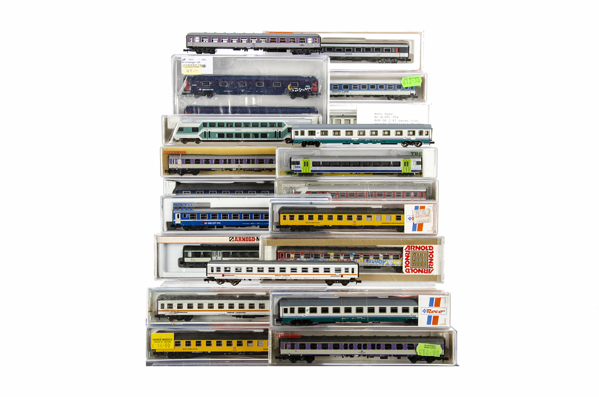 Modern Continental N Gauge Coaches, various examples all cased Rollende Landstrabe white Roco 24311,