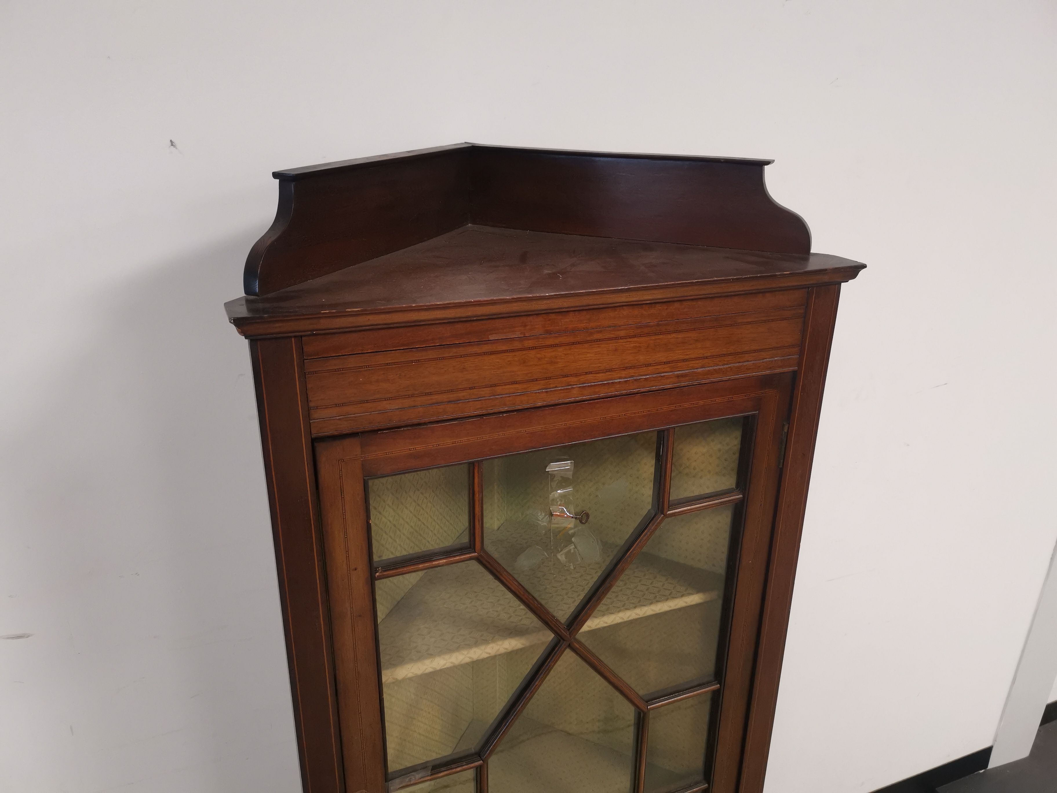 Glazed fronted mahogany corner unit, with two internal shelves, inlaid detailing, raised on sabre - Image 4 of 7