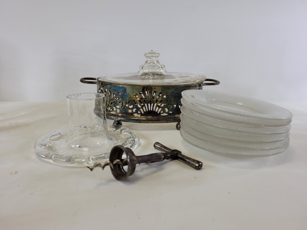 A quantity of assorted 20th Century glassware to include jugs, wine glasses, frosted and moulded - Image 9 of 9
