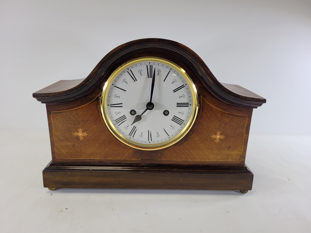 A 20th Century mahogany mantelpiece clock raised on four brass ball feet, with enamel dial and Roman - Image 4 of 8