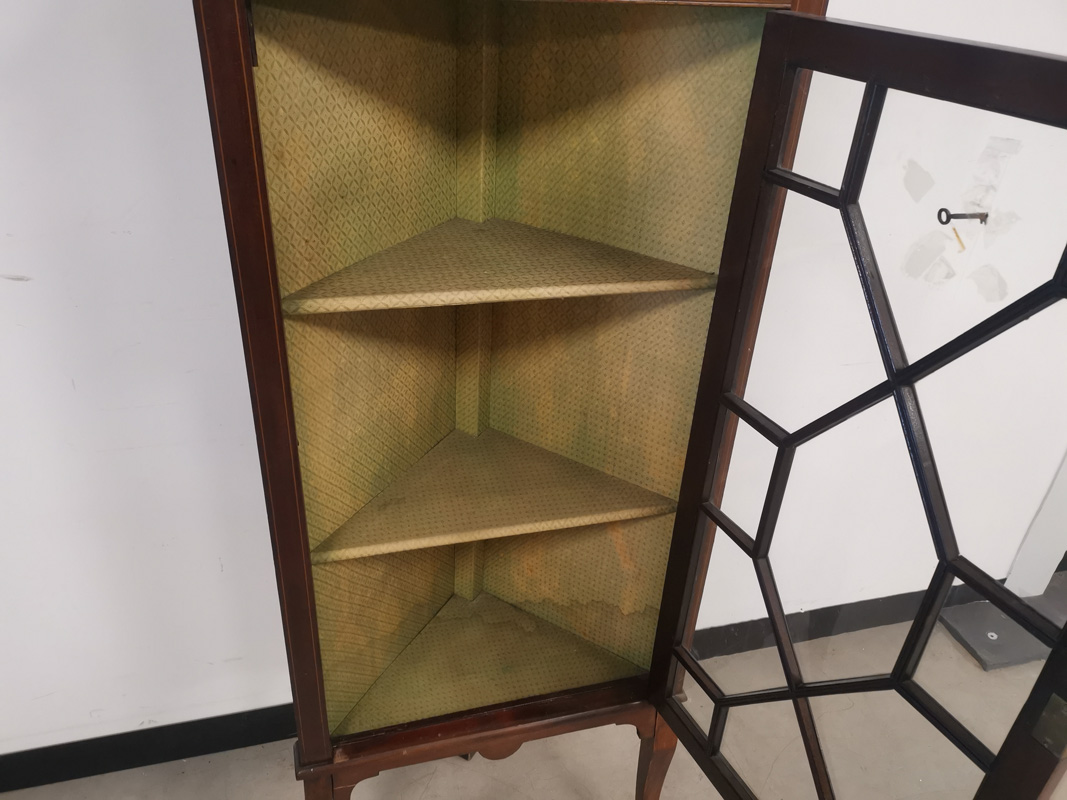 Glazed fronted mahogany corner unit, with two internal shelves, inlaid detailing, raised on sabre - Image 7 of 7
