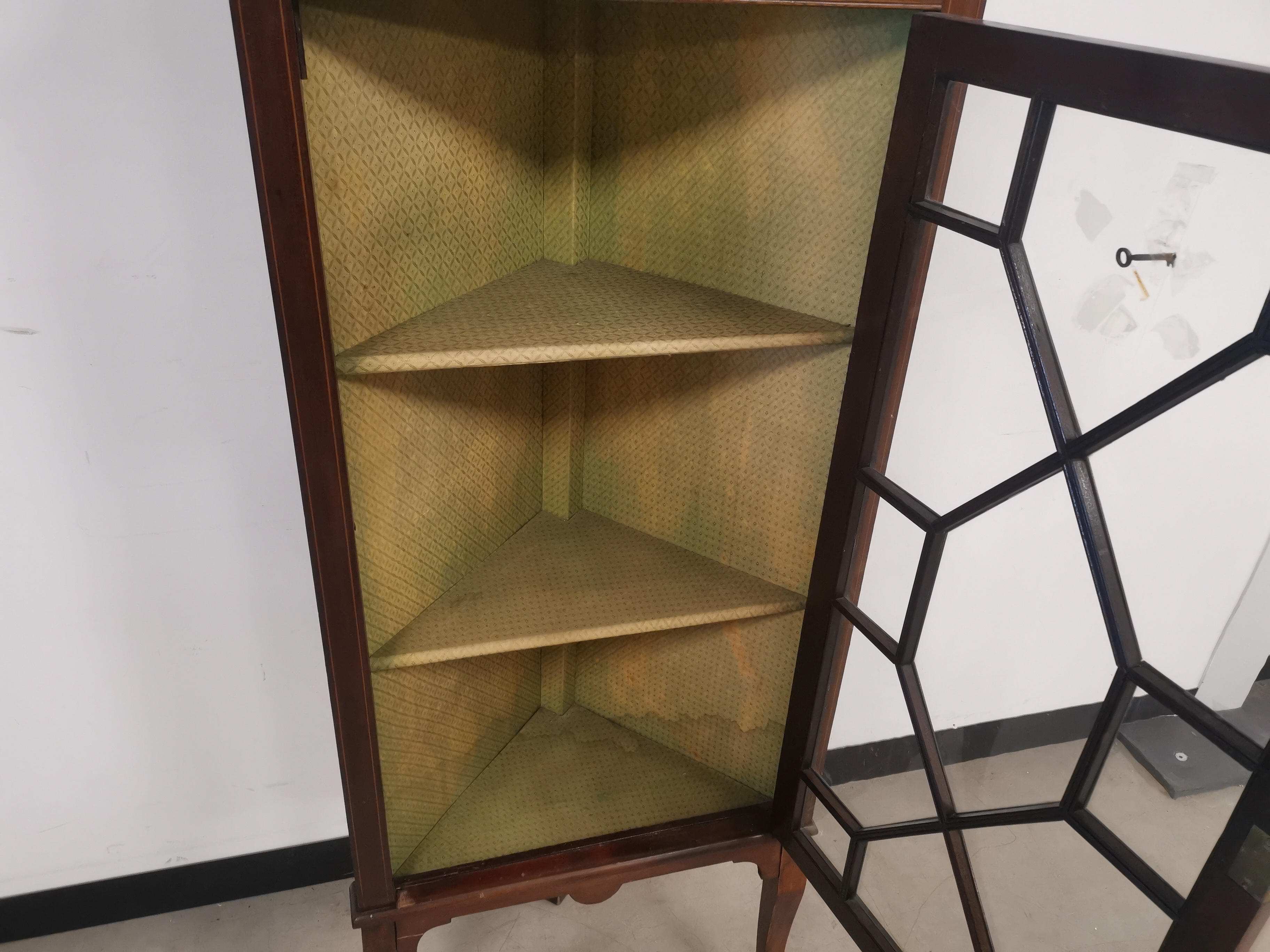 Glazed fronted mahogany corner unit, with two internal shelves, inlaid detailing, raised on sabre - Image 6 of 7
