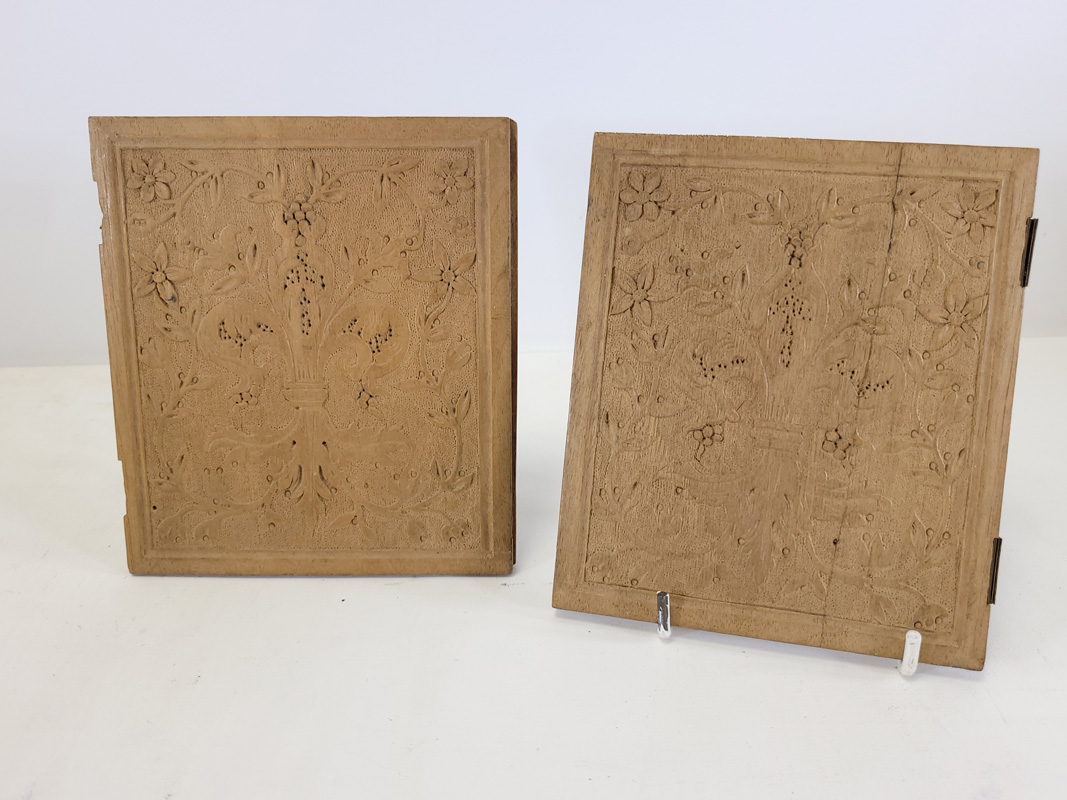 A pair of late 19th or early 20th Century Black Forest carved wooden book covers with a design of - Image 4 of 6