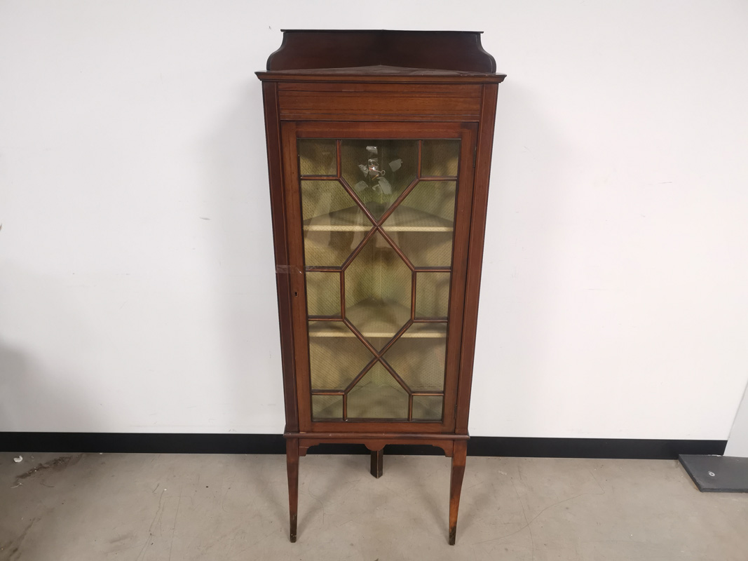 Glazed fronted mahogany corner unit, with two internal shelves, inlaid detailing, raised on sabre