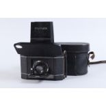 A National Graflex Series II Camera, serial no 202934, shutter working, body G, loose leatherette
