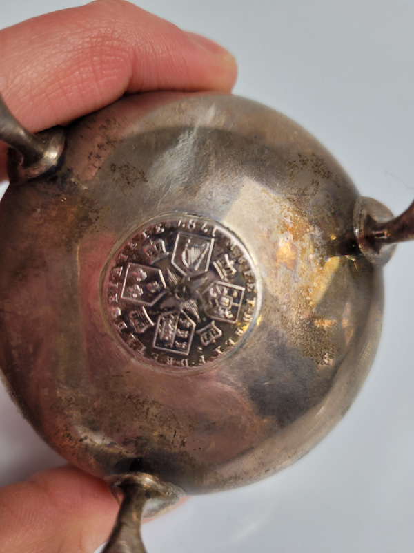 An Edward VII silver bowl, with inset 1787 silver coin having splayed shaped and cut rim, dated - Image 3 of 3