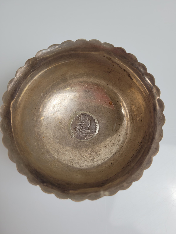 An Edward VII silver bowl, with inset 1787 silver coin having splayed shaped and cut rim, dated - Image 2 of 3