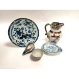 A small group of Chinoiserie ceramics, to include a Chinese export plate with café au lait glaze rim