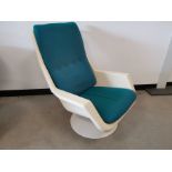 Robin Day for Hille 4-4000 revolving lounge arm chair, the form moulded in plastic, upholstery