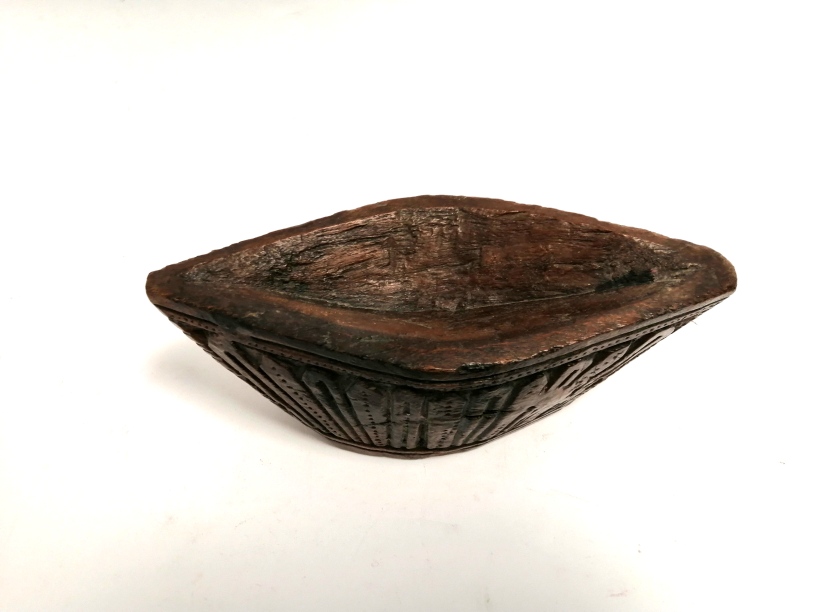 A carved wooden artefact, of near boat shape with carved alternating panels, 8cm x 20cm - Image 3 of 3