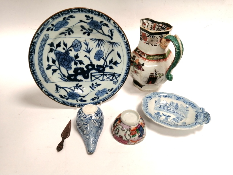 A small group of Chinoiserie ceramics, to include a Chinese export plate with café au lait glaze rim - Image 2 of 2