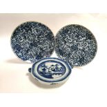 A pair of Chinese export plates with café au lait glaze rims and profuse underglaze flower head