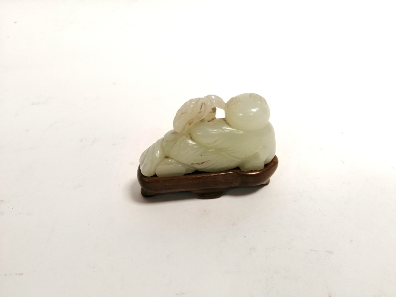 A Chinese carved jade figure clasping a rodent and a vase, with a wooden stand, 6.5cm x 3.5cm x 2. - Image 3 of 4