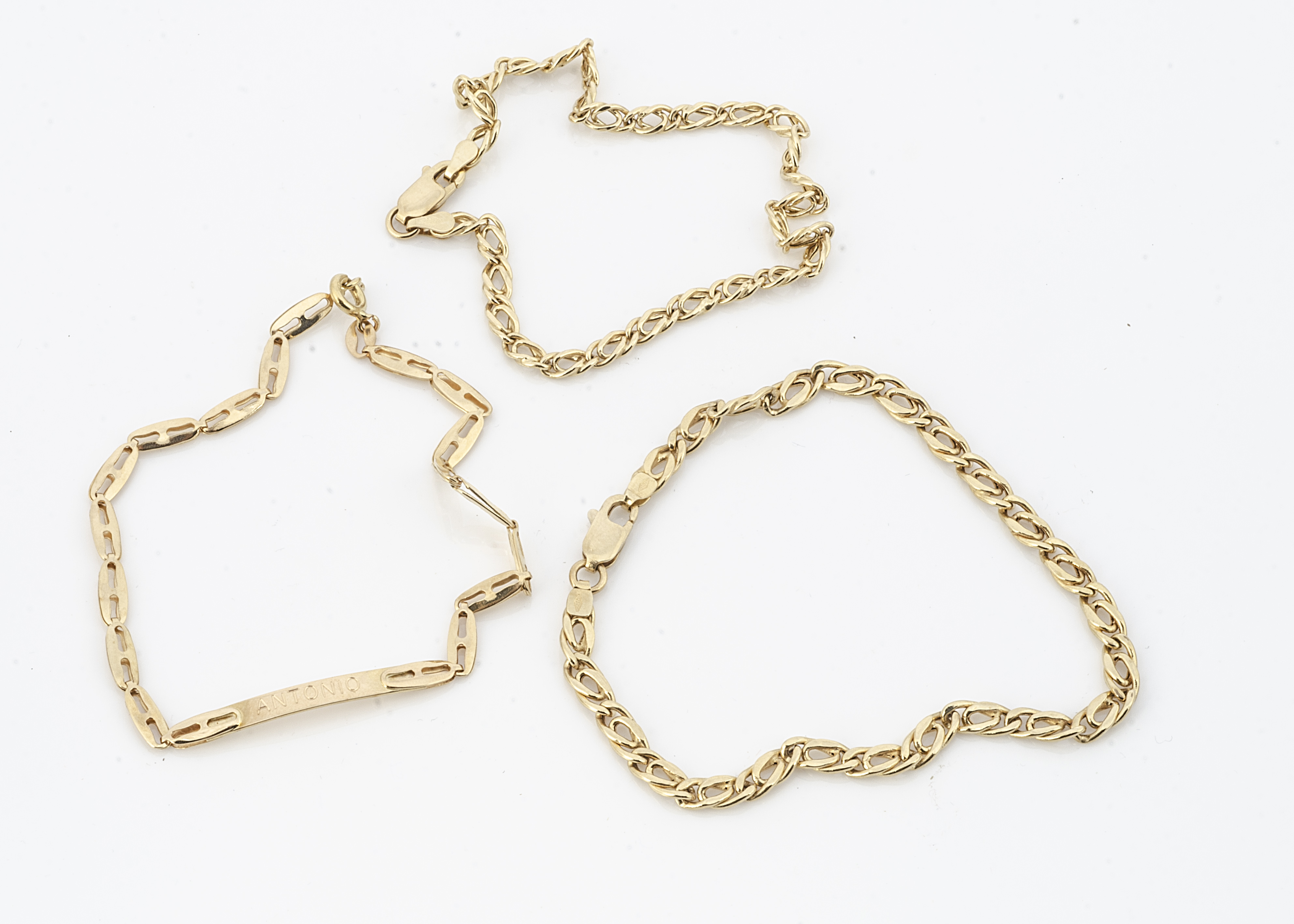 Three yellow metal chain link bracelets, all continental and marked 750, total weight 13.6g