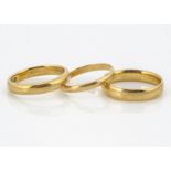 Three 22ct gold wedding bands, all of D shape, ring sizes O and 2 x N, 12.9g