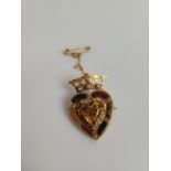 A Scottish citrine and hardstone heart and crown brooch, in gilt metal, 4cm x 2.5cm, 7.9g