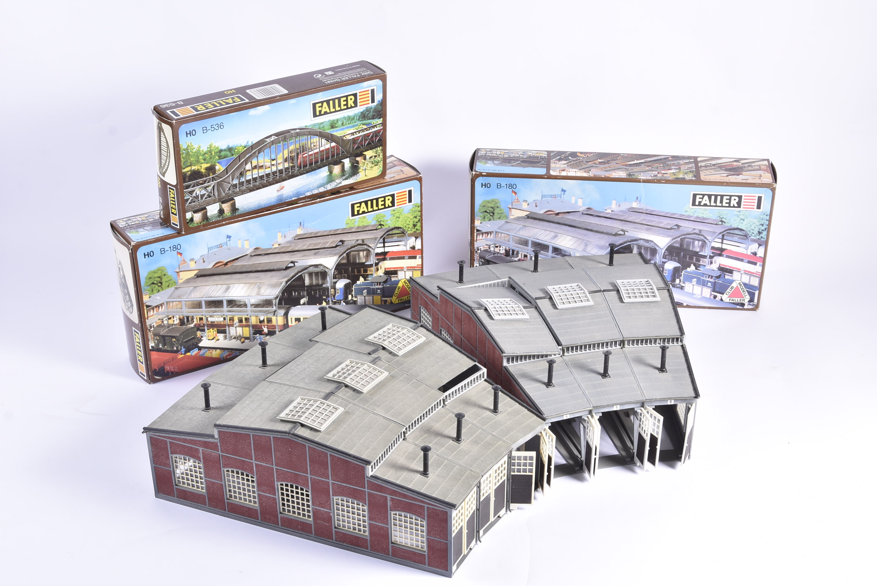 A large quantity of Continental-style HO gauge Buildings Stations and Viaducts, the majority by - Image 5 of 5