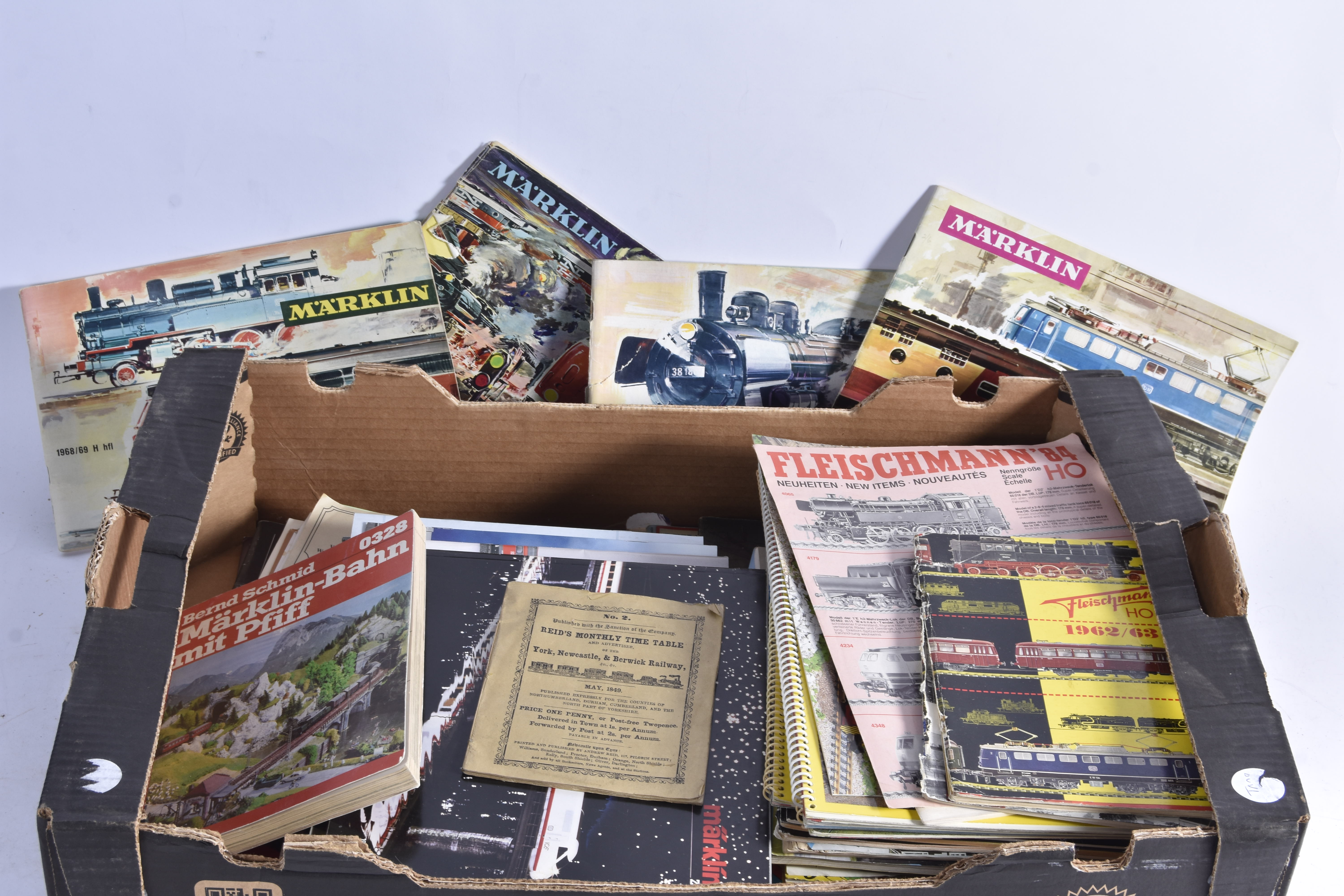 Very large quantity HO Gauge Catalogues Instruction Booklets and other books including American H0 - Image 2 of 2