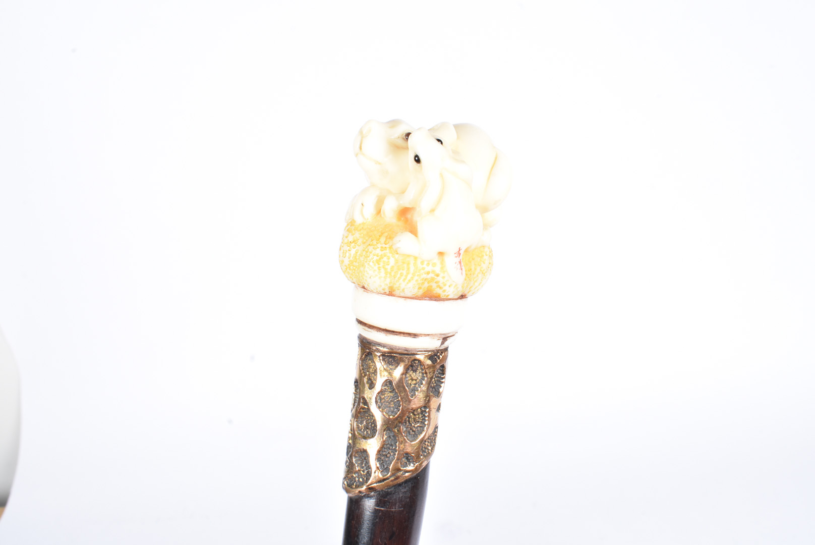 A carved ivory topped walking cane, the carved top in the form of a mother rabbit and kitten, having - Image 2 of 6